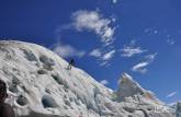 Depois de subir, descendo de rapel mais uma parede de gelo no glaciar Viedma, no Parque Nacional Los Glaciares, região de El Chaltén, no sul da Argentina